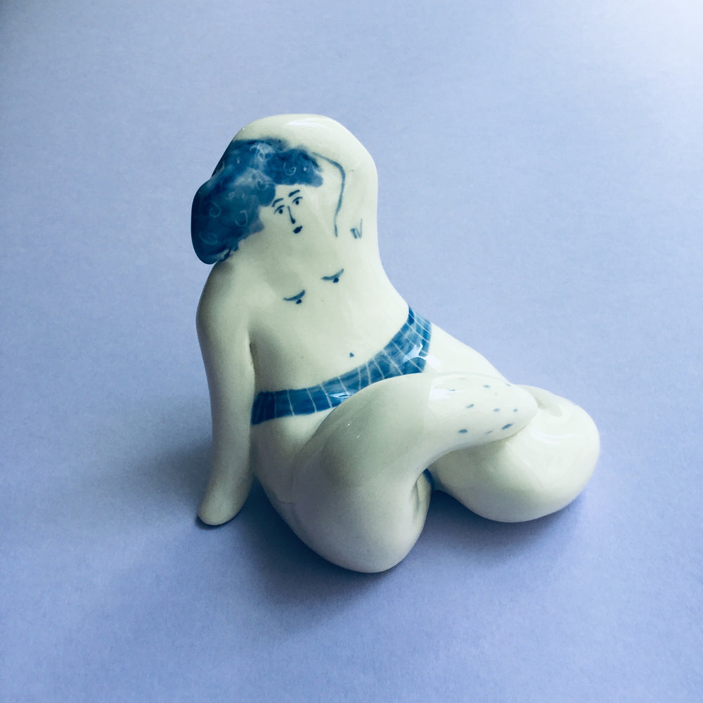 
            
                Load image into Gallery viewer, Shaving girl ceramic 2
            
        